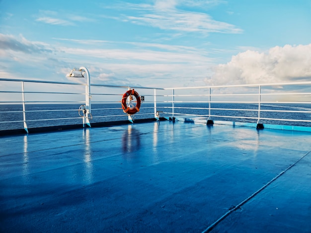 Imagen azul de la cubierta del crucero y el océano con un hermoso cielo - concepto de transporte en ferry y temporada de vacaciones