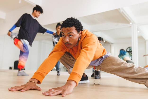 Imagen de un bailarín birracial de hip hop practicando en un estudio de danza. Concepto de danza, ritmo, movimiento y entrenamiento.