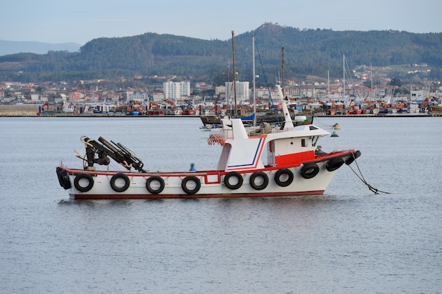 Imagen de un barco de pesca comercial en el mar