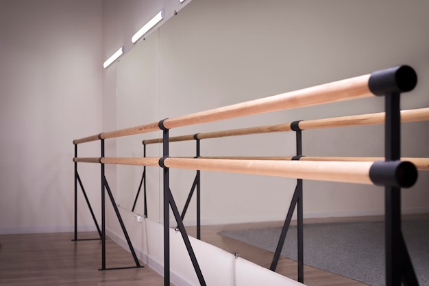 Imagen de barras de madera en un estudio de danza. el concepto de baile, ballet. equipo profesional. técnica mixta