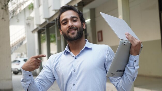 Foto imagen de becas para estudiantes universitarios con computadora portátil