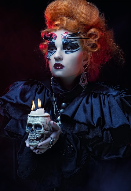 Imagen de una bella mujer de fantasía con calavera. Tema de halloween.