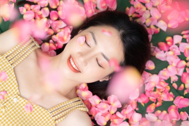 Imagen de belleza del concepto de verano de mujer asiática joven