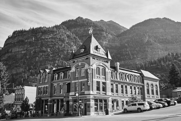 Imagen en blanco y negro del antiguo hotel de ladrillo en las montañas