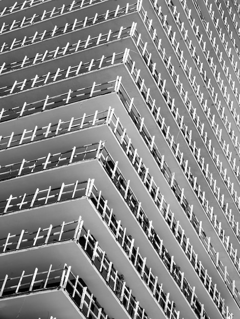 Imagen en blanco y negro del edificio inacabado moderno