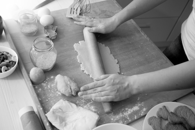 Imagen en blanco y negro de una mujer con rodillo mientras cocina