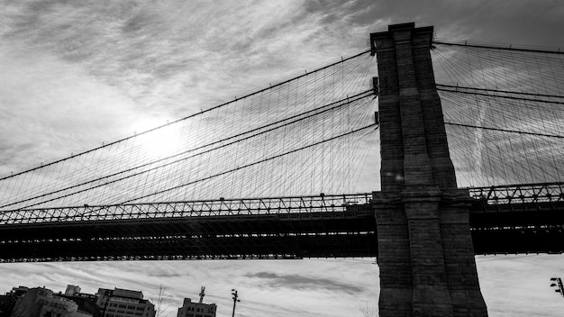 Una imagen en blanco y negro de un puente con la palabra brooklyn en él