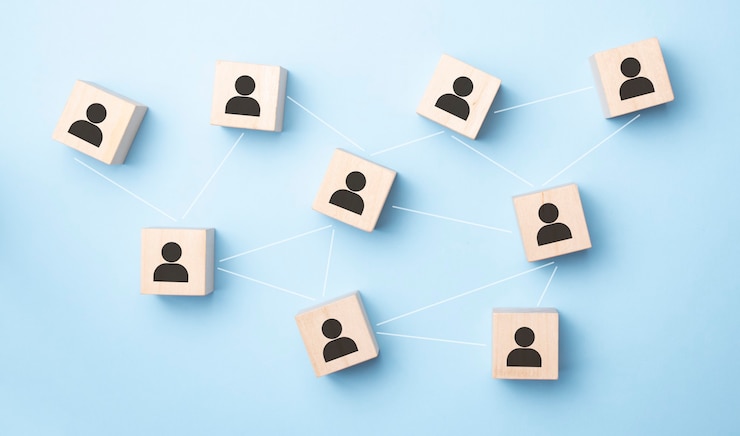 Foto imagen de bloques de madera con icono de personas sobre mesa de menta, construyendo un equipo fuerte, recursos humanos y concepto de gestión