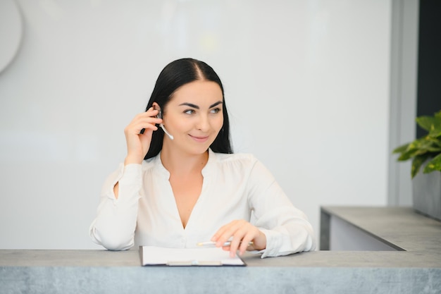 Imagen de una bonita recepcionista en el trabajo.