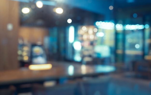 Imagen borrosa abstracta de cafetería o restaurante con fondo de luces bokeh en la noche