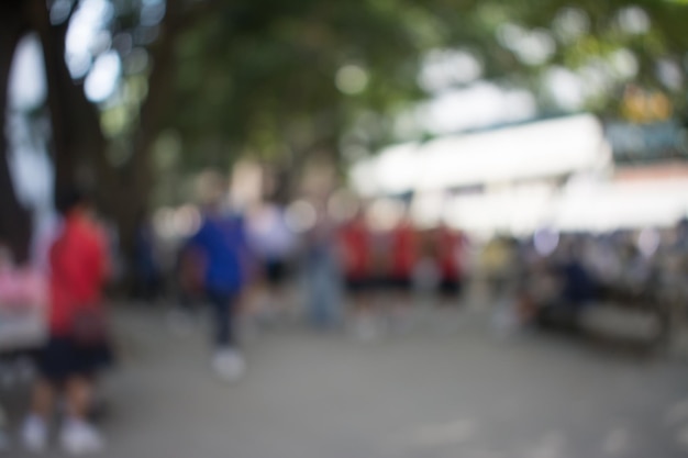 Imagen borrosa abstracta del paseo estudiantil en la escuela