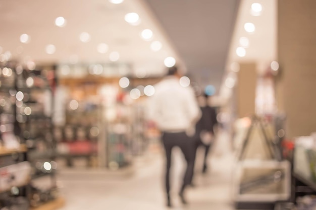 Imagen borrosa abstracta de personas en el centro comercial