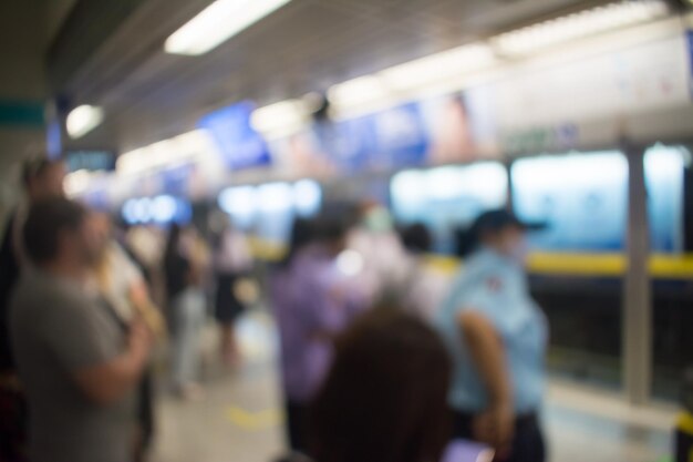 Imagen borrosa abstracta de personas que caminan en el metro