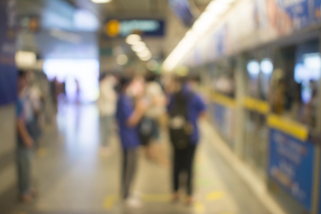 Imagen borrosa abstracta de personas que caminan en el metro