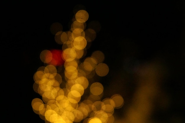 una imagen borrosa de un árbol de Navidad con un fondo borroso
