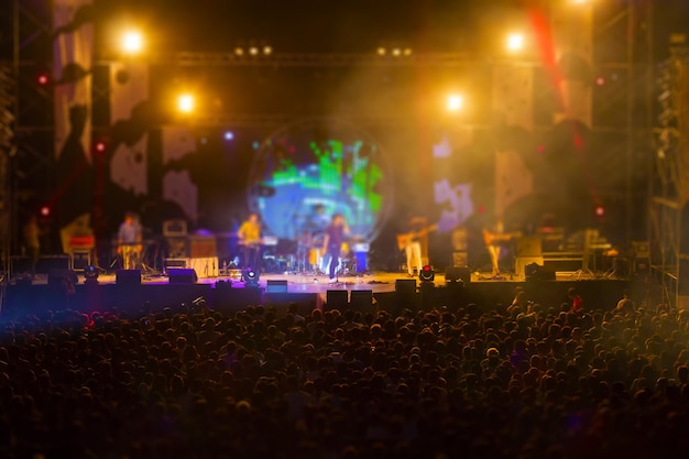 Imagen borrosa de la audiencia en el festival de música nocturna libre sin cargo de admisión.