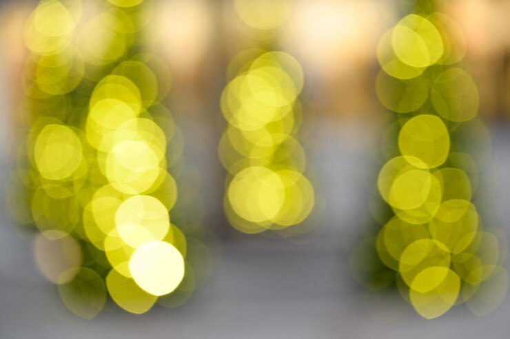 Foto una imagen borrosa de una botella de vino con luces amarillas en el fondo