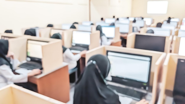 Imagen borrosa de la cantidad de estudiantes que trabajan en una prueba de competencia basada en computadora en la Clase de Computación