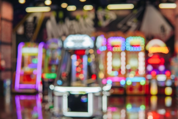 Imagen borrosa de un centro de arcade en Indonesia llamado Timezone con varias máquinas de juegos de arcade
