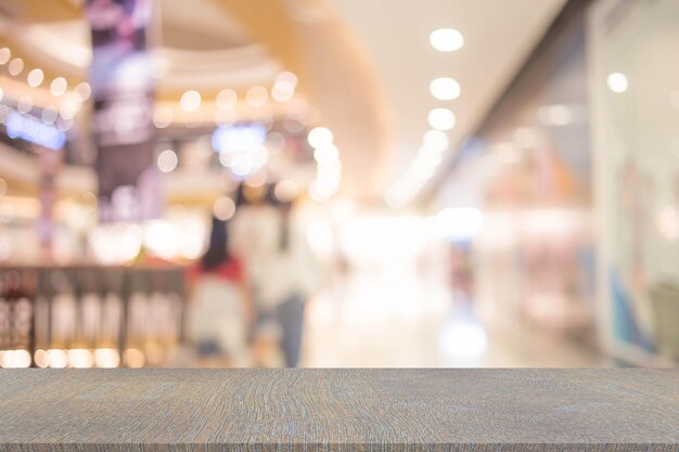 Imagen borrosa de centro comercial y personas