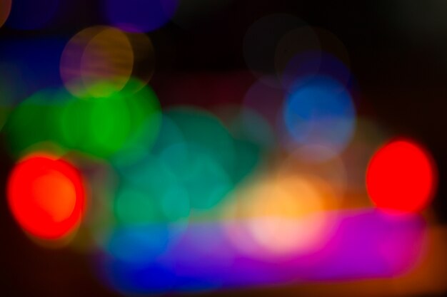 Imagen borrosa de coloridas luces festivas