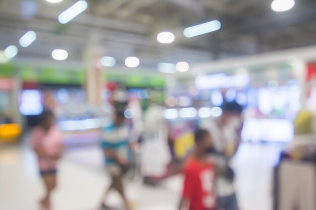 Imagen borrosa de gente caminando en el centro comercial