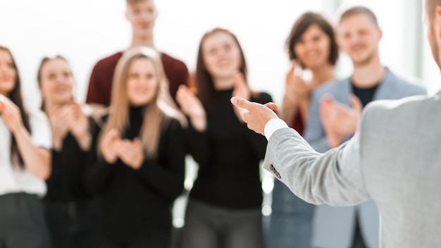 Imagen borrosa de un grupo de diferentes personas de pie en una sala de conferencias. foto con espacio de copia