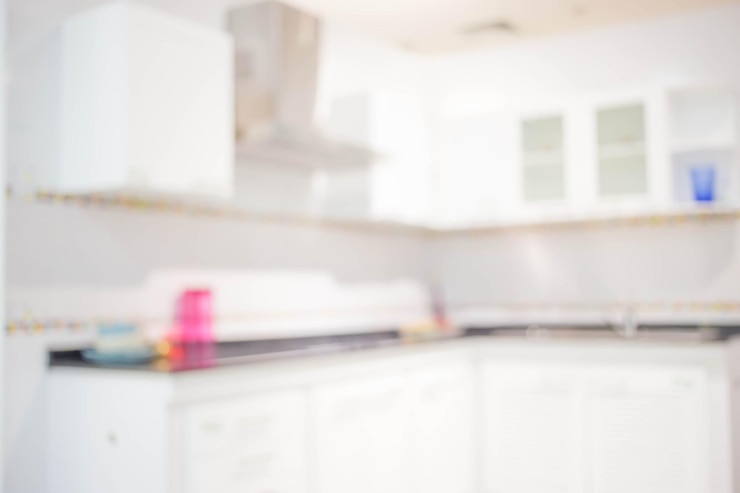 Foto imagen borrosa del interior de la cocina moderna para el fondo