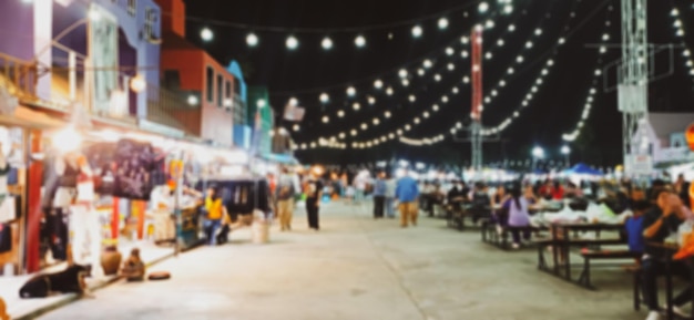 Imagen borrosa del mercado de comida callejera con bokeh de fondo