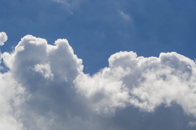 Imagen borrosa de nubes blancas en el cielo azul oscuro Cuanto más miras, más se te ocurren nuevas ideas, ideas e imaginaciones.