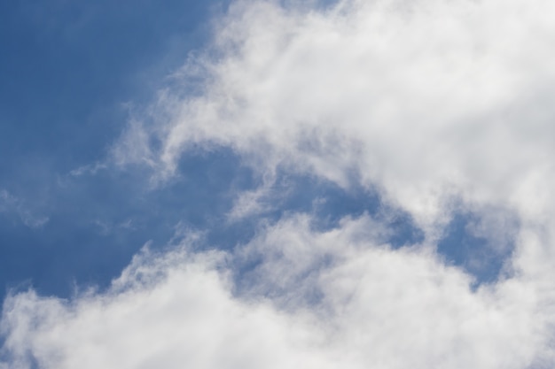 Imagen borrosa de nubes blancas en el cielo azul oscuro Cuanto más miras, más se te ocurren nuevas ideas, ideas e imaginaciones.