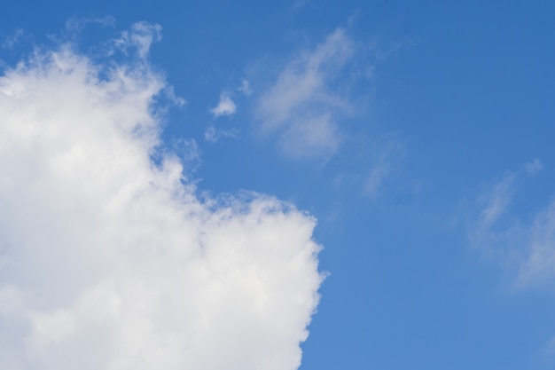 Imagen borrosa de nubes blancas en el cielo azul oscuro Cuanto más miras, más se te ocurren nuevas ideas, ideas e imaginaciones.