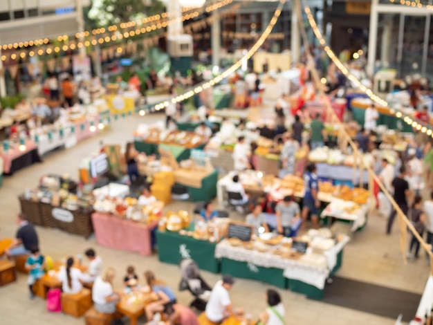 Imagen borrosa de personas en el mercado del festival de comida.