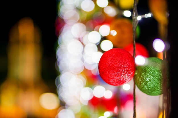 Imagen borrosa y recortada de la bola tejida decorativa de Navidad en el fondo nocturno