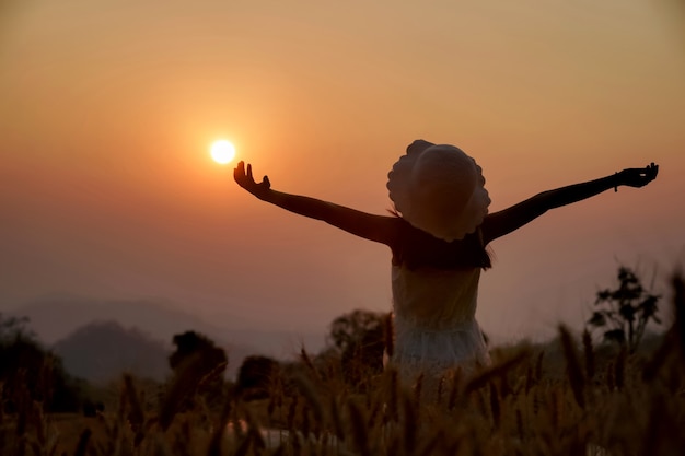Imagen borrosa y sombra de niña feliz en campo de trigo dorado atardecer en vacaciones de verano