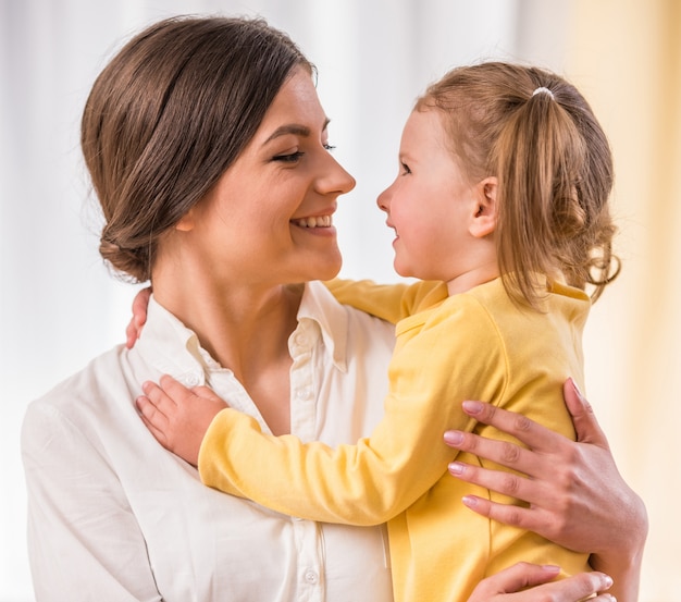 Imagen brillante de abrazar a la madre y la pequeña hija.