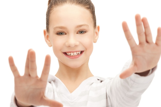 Imagen brillante de una adolescente feliz mostrando sus palmas