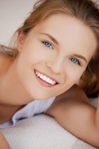 imagen brillante de una adolescente feliz y sonriente