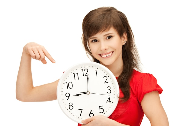 imagen brillante de una adolescente sosteniendo un gran reloj