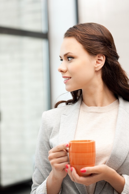 Imagen brillante de encantadora empresaria con taza