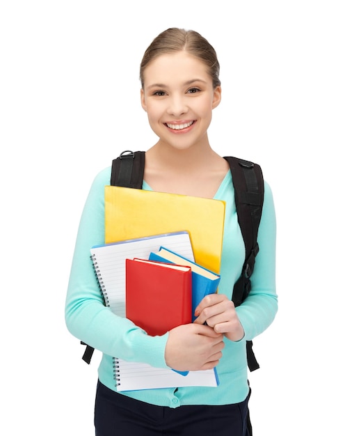 Imagen brillante de estudiante sonriente con libros y mochila.