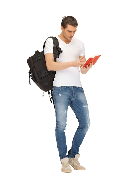 Imagen brillante de estudiante viajero con mochila y libro.