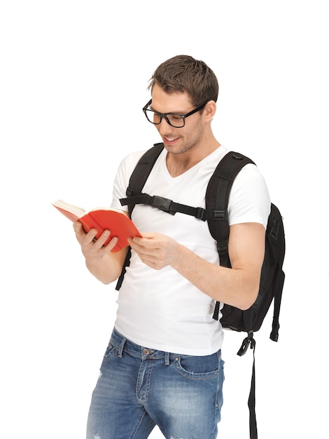 Imagen brillante de estudiante viajero con mochila y libro.