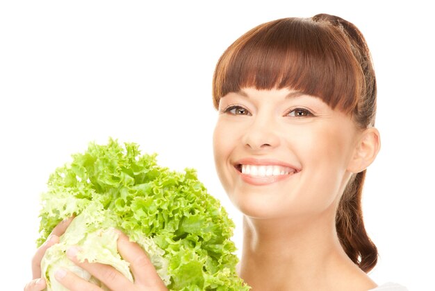 Imagen brillante de hermosa ama de casa con lechuga sobre blanco