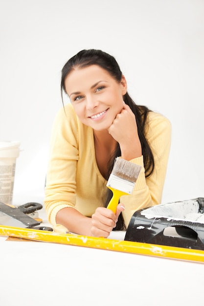 imagen brillante de la hermosa ama de casa pintando en casa