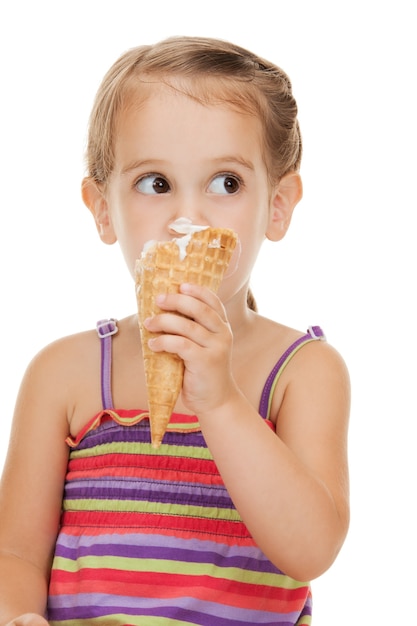 imagen brillante de la hermosa niña con helado