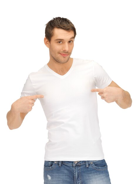 imagen brillante de hombre guapo con camisa blanca