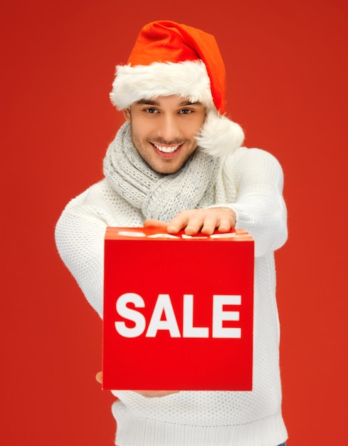 imagen brillante de hombre guapo con sombrero de navidad.