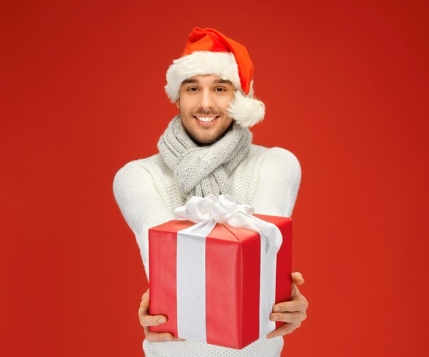 imagen brillante de hombre guapo con sombrero de navidad.