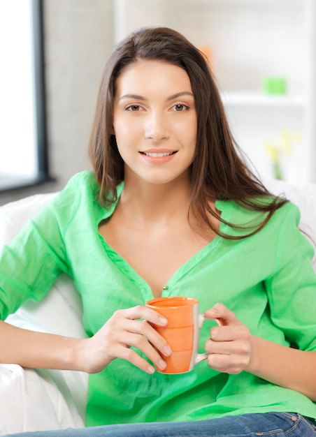 imagen brillante de mujer encantadora con taza